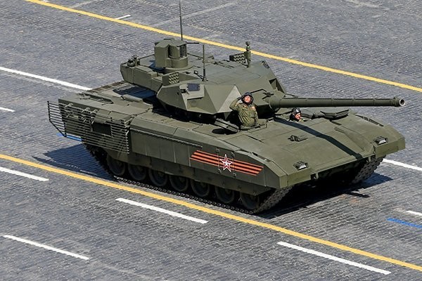 Siêu tăng Nga “chấp tất” tên lửa, đạn pháo Xe tăng T-14 Armata trên quảng trường Đỏ