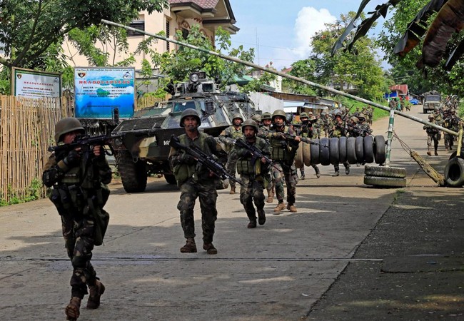 Phiến quân IS Philippines hành quyết tàn bạo 6 con tin tại Marawi (video) Binh sĩ quân đội Philippines chiến đấu trong thành phố Marawi