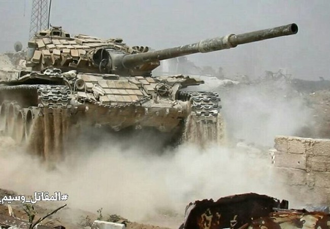 Quân đội Syria đánh phá chiến tuyến phiến quân ngoại ô Damascus Xe tăng quân đội Syria tấn công ở Jobar