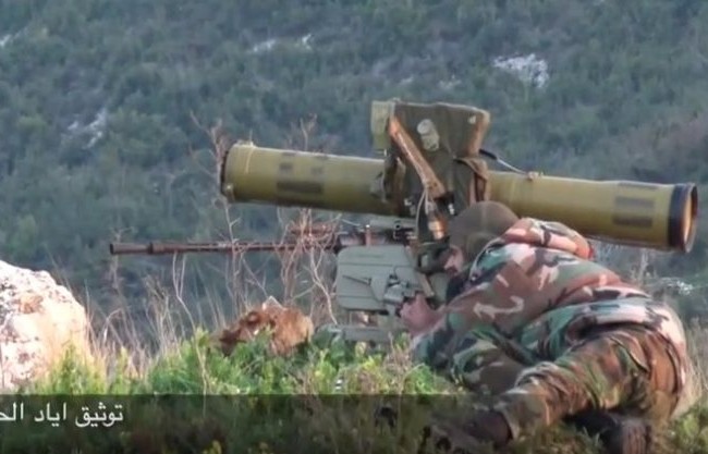 Sập bẫy phục kích, tên lửa chống tăng “thổi bay” xe phiến quân Syria Binh sĩ quân đội Syria sử dụng tên lửa chống tăng tập kích phiến quân