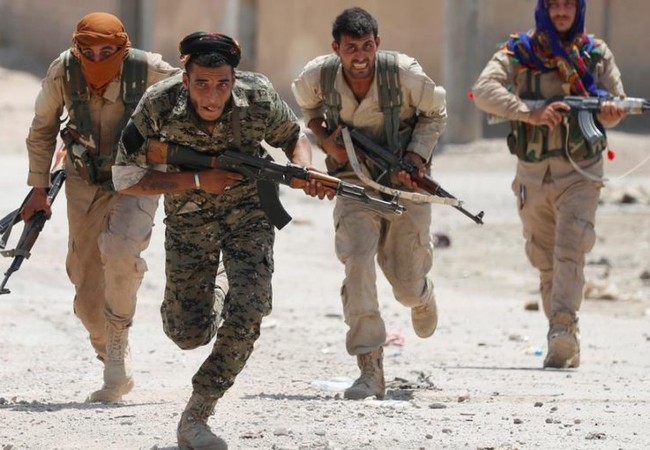 Chiến sự Syria: Người Kurd tử chiến với các tay súng tự sát IS ở Raqqa (video) Lực lượng chiến binh người Kurd YPG ở Raqqa