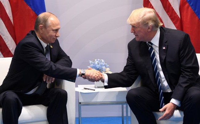 Ông Trump nói “rất gay gắt” với tổng thống Putin ở Hamburg (video) Tổng thống Mỹ Donald Trump và tổng thống Nga Vladimir Putin trong cuộc gặp bên lề Hội nghị thượng đỉnh G-20