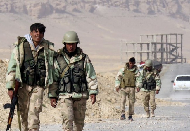 Nga dội hỏa lực yểm trợ, quân đội Syria đánh bật IS chiếm mỏ khí đốt ở Homs (video) Binh sĩ quân đội Syria tiến hành cuộc tấn công vào khu mỏ khí gas Al-Hayl, sa mạc Palmyra