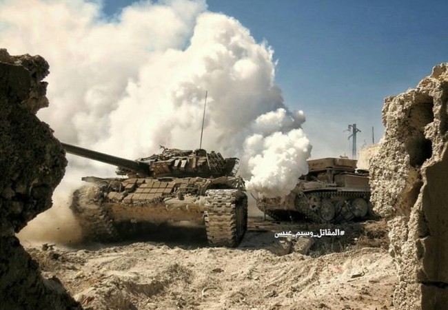 Quân đội Syria tràn vào tấn công hủy diệt phiến quân đông Damascus Xe tăng quân đội Syria trên chiến trường thị trấn Ayn Tarma