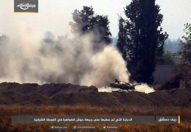 Quân đội Syria bất ngờ hứng thất bại trước phe thánh chiến ngoại ô Damascus Một chiếc xe tăng của quân đội Syria đang tiến công trên khu vực Đông Ghouta