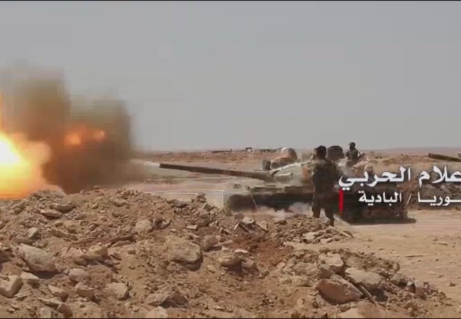Chiến sự Syria: Pháo tăng, tên lửa ồ ạt tấn công phục hận IS tại Homs Xe tăng quân đội Syria pháo kích vào lực lượng truy kích của IS