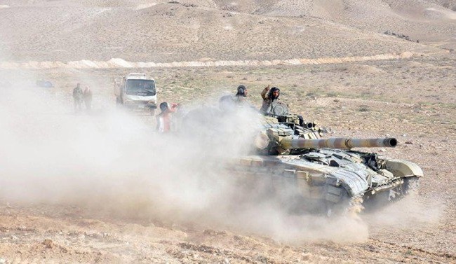 Quân đội Syria dồn binh tiến đánh thị trấn chiến lược tỉnh Homs Xe tăng quân đội Syria tiến công trên chiến trường sa mạc phía đông tỉnh Homs