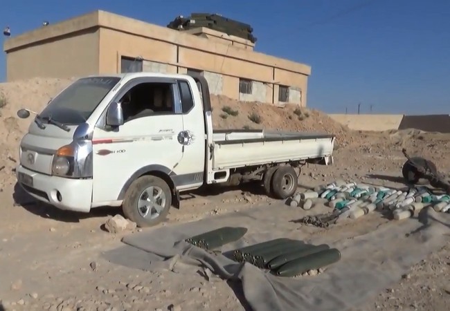 Quân đội Syria chiếm giữ lượng vũ khí lớn phiến quân chuyển cho IS Quân đội Syria thu giữ một số lượng lớn vũ khí trên đường quốc lộ từ Idlib đến Aleppo