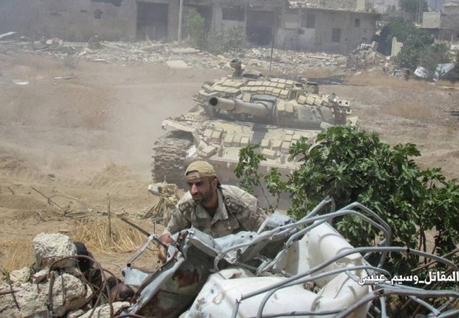Video chiến sự Syria: Quân Assad tấn công dữ dội, phong tỏa phiến quân ven Damacus Binh sĩ quân đội Syria tấn công vào thị trấn Ayn Tarma, ngoại ô Damascus