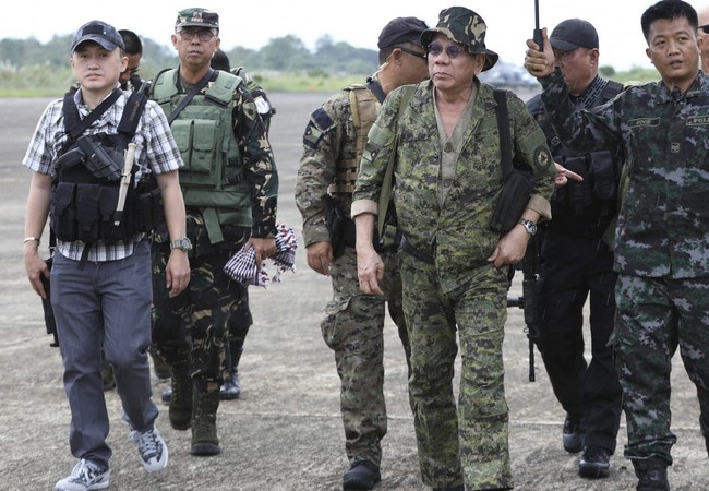 IS tung video tấn công Philippines, quân chính phủ tiêu diệt 420 chiến binh khủng bố Tổng thống Philippines Rodrigo Duterte bất ngờ đến thăm và động viên tinh thần binh sĩ trong thành phố Marawi