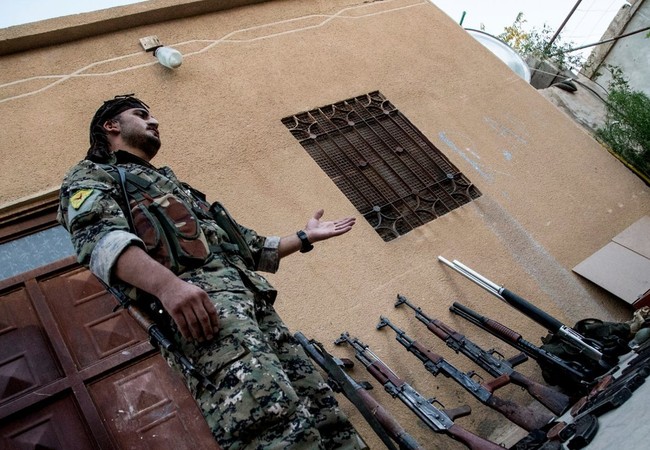 Chiến sự Syria: Dân quân Kurd tung UAV tập kích IS ở Raqqa (video) Binh sĩ người Kurd giới thiệu về số vũ khí chiến lợi phẩm thu giữ được từ IS