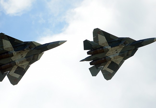 Su-35, T-50, Mig-35 Nga phô diễn bay siêu đẳng (video) Biên đội siêu tiêm kích tàng hình thế hệ 5 Sukhoi T-50 PAK-FA bay biểu diễn tại triển lãm MAKS 2017 Air Show