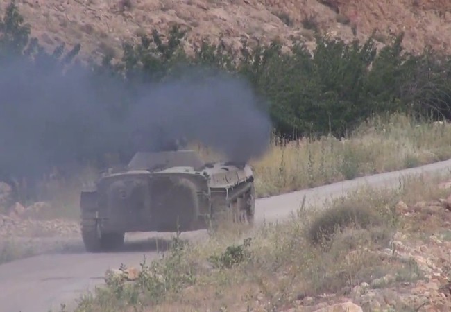 Quân đội Syria tiến đánh phiến quân ở biên giới Lebanon (video) Xe thiết giáp BMP-1 quân đội Syria tiến công trên vùng rừng núi biên giới Syria - Lebanon