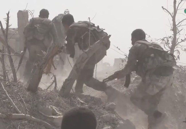 Không quân Syria trút thịnh nộ vào phiến quân ngoại ô Damascus (video) Binh sĩ quân đội Syria tiến công trên chiến trường Ayn Tarma thuộc Đông Ghouta