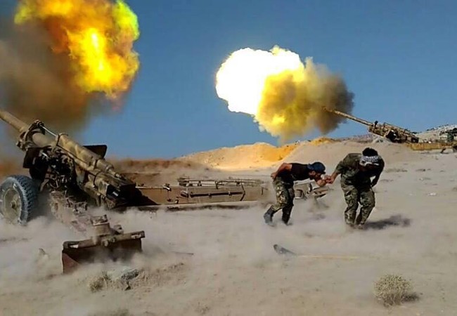 “Hổ Syria” tấn công về giải cứu Deir Ezzor, phiến quân tấn chiếm Idlib Quân đội Syria pháo kích trên chiến trường sa mạc Palmyra