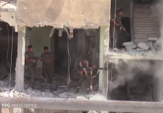 Chiến sự Syria: Người Kurd tử chiến với IS tại Raqqa (video) Binh sĩ lực lượng dân quân người Kurd bắn dữ dội vào chiến tuyến IS trong cuộc tấn công