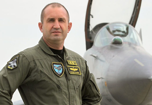Màn bay siêu đẳng của tổng thống Bulgaria trên chiến cơ MiG-29 (video) Thiếu tướng dự bị, tổng thống Bulgaria Rumen Radev bên chiếc MiG -29