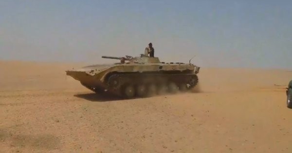 “Hổ” Syria tiến vào Deir Ezzor, IS điên loạn kháng cự ở Raqqa (video) Xe bộ binh chiến đấu của lực lượng Tiger trên chiến trường Raqqa, Deir Ezzor - ảnh Masdar News