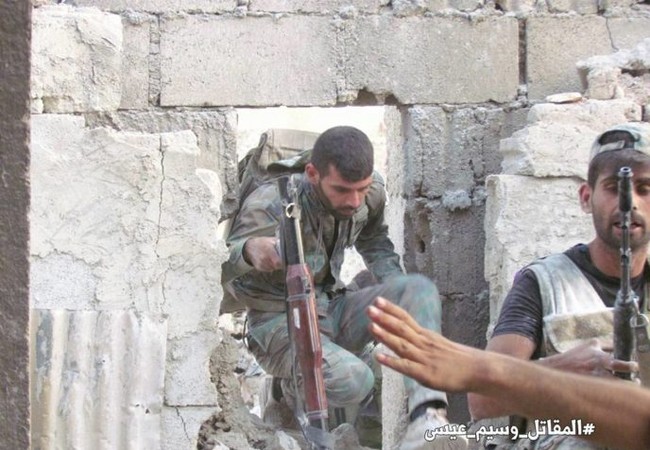 Quân đội Syria tấn công dữ dội thị trấn phiến quân ven Damascus Binh sĩ quân đội Syria trên chiến trường thị trấn Ayn Tarma - Ảnh Masdar News