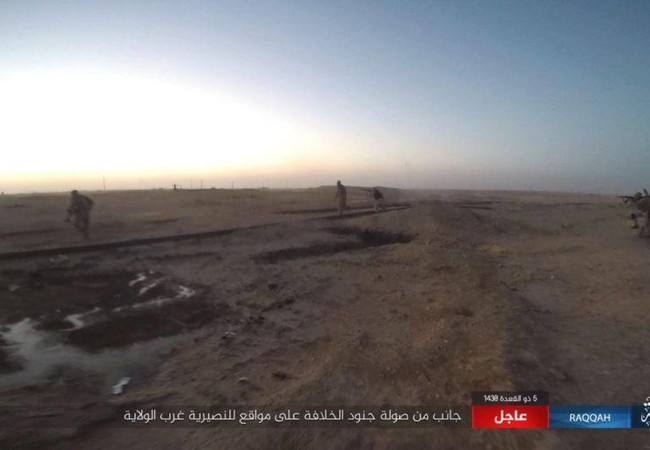 Quân đội Syria bị IS cho nếm thất bại tại Raqqa do chủ quan, sơ hở Nhóm chiến binh IS bất ngờ tấn công quân đội Syria - Ảnh Masdar News