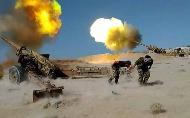 “Hổ Syria” đột ngột chuyển quân về giải quyết chiến trường Hama Pháo binh quân đội Syria tập kích hỏa lực trên sa mạc tỉnh Homs