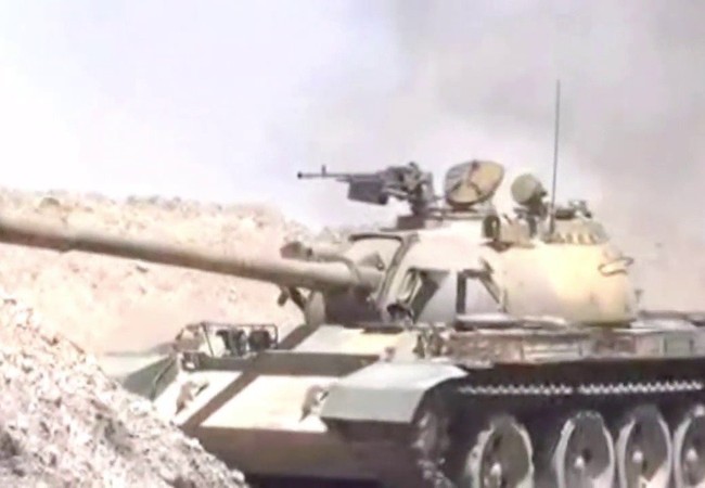 Trực thăng Nga càn quét, quân đội Syria tấn công cứ điểm IS tại Homs (video) Xe tăng quân đội Syria tiến công vào thị trấn Al-Sukhnah, sa mạc phía đông tỉnh Homs