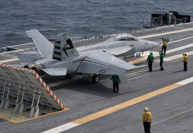 Xem siêu mẫu hạm Mỹ 13 tỷ USD phóng hạ máy bay chiến đấu Máy bay F / A-18F Super Hornet chuẩn bị xuất kích trên tàu sân bay "Gerald Ford" - Ảnh Defence.ru