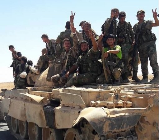 Quân đội Syria tấn công dữ dội IS tại Hama Binh sĩ quân đội Syria tiến công trên chiến trường Hama