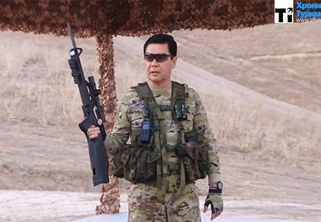 Tổng thống phi dao găm, bắn súng thị phạm lực lượng an ninh (video) Tổng thống Turkmenistan, ông Gurbanguly Berdimuhamedow trực tiếp tham gia hoạt động huấn luyện gần thủ đô Ashgabat
