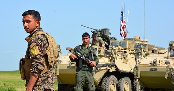 IS tử chiến trên từng góc phố ở sào huyệt Raqqa (video) Binh sĩ người Kurd YPG và một xe thiết giáp của Lính thủy đánh bộ Mỹ trên chiến trường tỉnh Raqqa