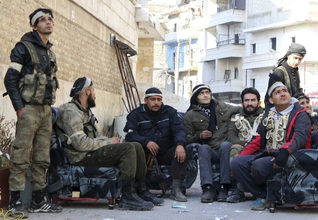 Phiến quân Syria bất ngờ chạy sang gia nhập quân đội chính phủ Một nhóm chiến binh "bạo loạn" trong liên minh chống khủng bố do Mỹ hậu thuẫn ở Syria