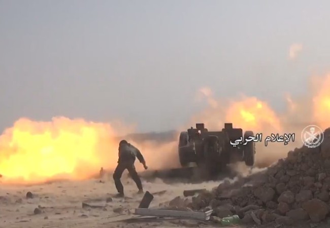 Trực thăng Nga, không quân Syria yểm trợ bộ binh đánh chiếm cứ điểm IS Quân đội Syria bắn phá dữ dội chiến tuyến của IS trên vùng sa mạc phía đông tỉnh Homs - Anh minh họa từ Video