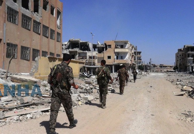 Phiến quân IS nộp mạng hàng loạt tại chảo lửa Raqqa Lực lượng Dân chủ Syria SDF trong khu vực vừa giải phóng khỏi sự chiếm đóng của khủng bố IS