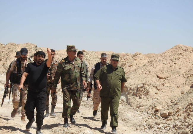 Quân đội Syria đè bẹp IS, chiếm thêm địa bàn phiến quân tại Deir Ezzor Tướng Hassan Mohamed (bên phải ngoài cùng), tư lệnh trưởng sư đoàn dự bị số 17 cùng các sĩ quan dưới quyền trên chiến trường thành phố Deir Ezzor - Ảnh Deir Ezzor News