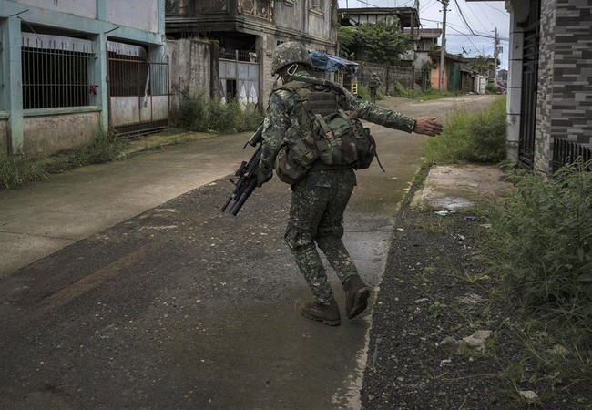 IS sẽ bị quét sạch khỏi Marawi trong tháng 8 (video) Binh sĩ Philippines chiến đấu trong thành phố Marawi - ảnh SBN