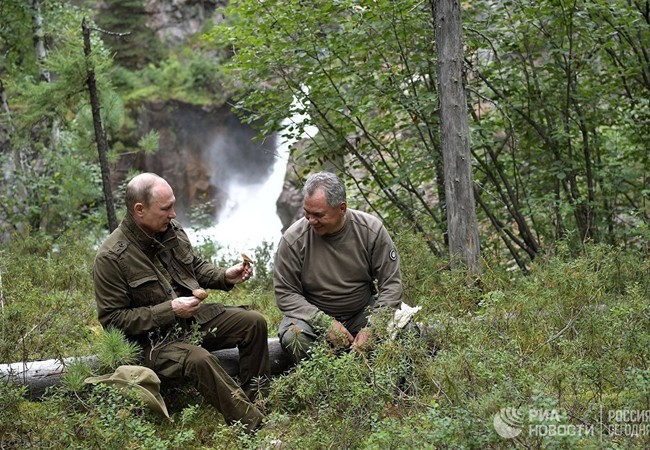 Tổng thống Putin lại cởi trần câu cá, bơi trên sông lạnh Ông Putin và bộ trường quốc phòng Nga Sergei Shoigu giữa rừng taiga. Ảnh RIA. Novosti