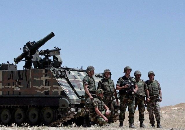 Quân đội Lebanon, Hezbollah sắp tung đòn tiêu diệt IS trên biên giới Syria Quân đội Lebanon với xe thiết giáp M-113 trên chiến trường biên giới