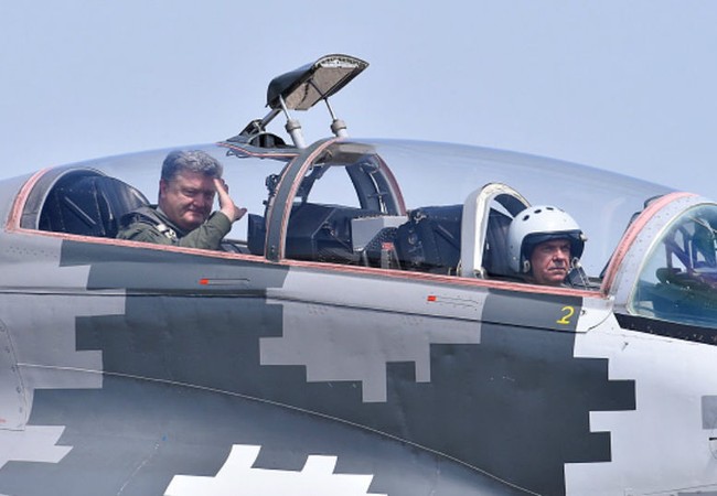 Tổng thống Ukraine bay trên MiG-29 chúc mừng ngày không quân Tổng thống Ukraine Peter Poroshenko trên máy bay MiG-29 không quân Ukraine