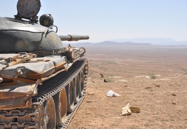 Chiến sự Syria: Quân Assad đánh gục IS phản kích tái chiếm thị trấn chiến lược Xe tăng quân đội Syria trên chiến trường ngoại vi thị trấn Sukhnah
