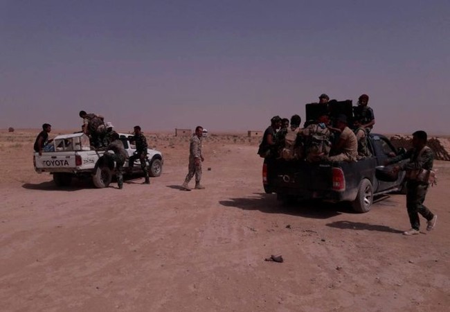 “Hổ Syria” truy kích phiến quân tại Raqqa, IS mưu tấn công tổng lực Deir Ezzor (video) Binh sĩ lực lượng Tiger và chiến binh bộ tộc Raqqa trên đường tiến công về tỉnh Deir Ezzor