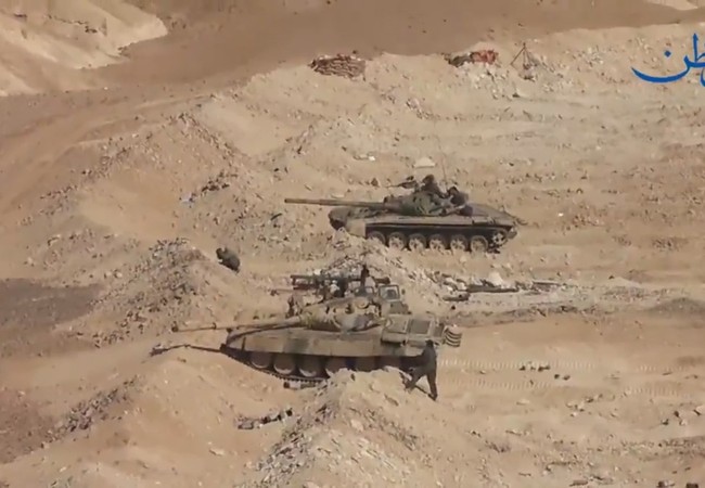 Hỏa lực Syria gầm thét đánh chặn IS công kích thị trấn chiến lược Xe tăng quân đội Syria trên trận địa phòng ngự, phía xa là đài radar mặt đất kiểm soát mục tiêu