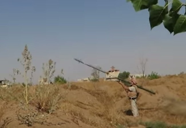 Tên lửa mới Verba Nga lại ra uy tại Syria (video) Binh sĩ quân đội Nga, sử dụng tên lửa phòng không vác Verba (ảnh từ video)