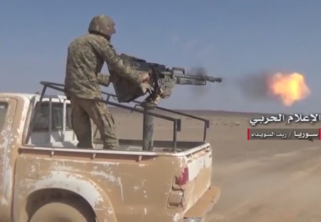 Quân đội Syria càn quét khủng bố ở biên giới Lebanon, chiến tuyến FSA sụp đổ (video) Binh sĩ quân đội Syria tấn công trên chiến trường sa mạc Sweida hướng biên giới Jordan