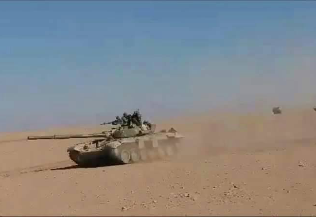 Chiến sự Syria: Quân chính phủ tung đòn quét sạch phiến quân ở sa mạc Homs-Hama Xe tăng quân đội Syria tiến công trên vùng sa mạc tỉnh Homs - Ảnh South Front