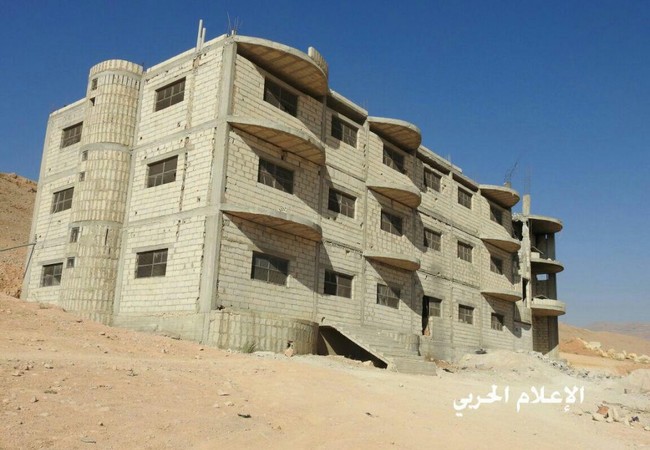 Hàng trăm phiến quân Syria đầu hàng, Hezbollah tiếp quản căn cứ thánh chiến Trung tâm chỉ huy của lực lượng Hồi giáo cực đoan thánh chiến trên vùng biên giới Syria - Lebanon