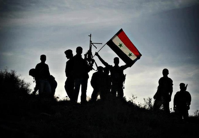 Quân đội Syria bất ngờ hứng thất bại trước IS ở Raqqa Binh sĩ quân đội Syria trên chiến trường Raqqa - Ảnh minh họa Masdar News
