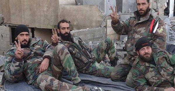 Vệ binh Syria đánh bật Al-Qaeda tập kích vào ngoại ô Aleppo Các binh sĩ lữ đoàn 30 Vệ binh Cộng hòa Aleppo trên chiến trường khu trang trại Mallah.