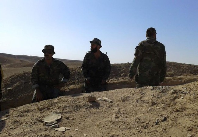 Chảo lửa Deir Ezzor: Quân đội Syria đánh tan cuộc tấn công của IS Binh sĩ quân đội Syria trên chiến tuyến bảo vệ thành phố Deir Ezzor