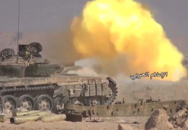 Chiếm thị trấn chiến lược, quân đội Syria truy diệt IS tại Homs (video) Xe tăng quân đội Syria tấn công trên chiến trường sa mạc tỉnh Homs - Ảnh video truyền thông quân đội Syria
