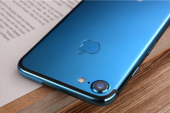 Rò rỉ hình ảnh chi tiết bản iPhone 7 màu xanh dương (video) Phiên bản iPhone 7 hoàn toàn mới lạ, với màu xanh dương có viền ăng-ten màu đen.